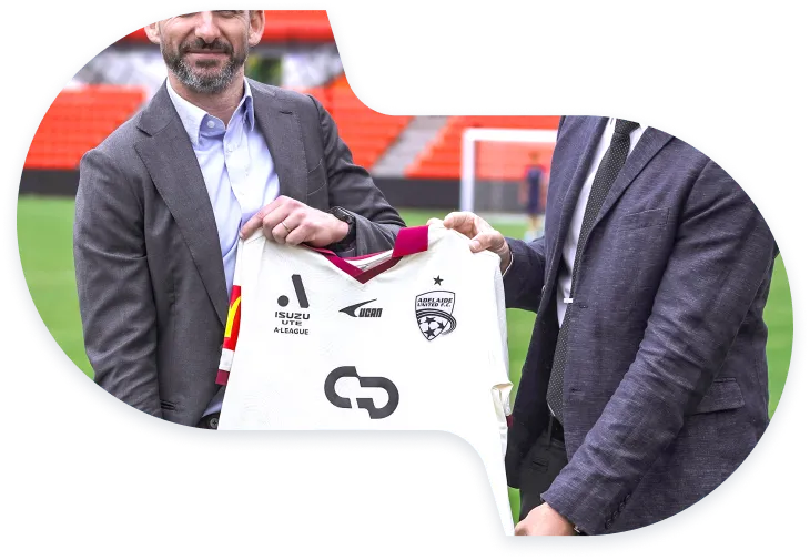 Visual grupal de máscaras de patrocinio de AUFC que simboliza el apoyo de CG Fintech a la colaboración deportiva global